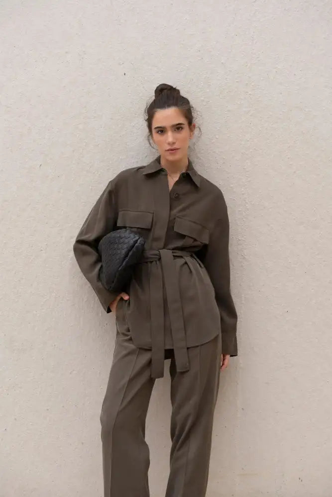 Veste utilitaire ceinturée vert olive avec chemise et pantalon assortis, sac noir