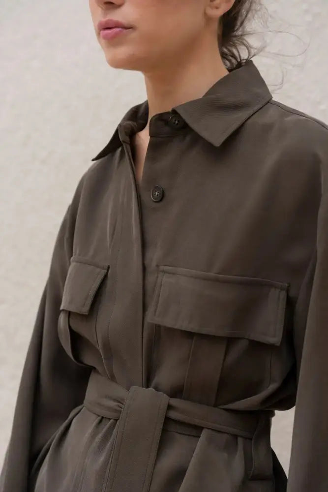 Veste utilitaire ceinturée vert olive, chemise style foncée avec poches et ceinture