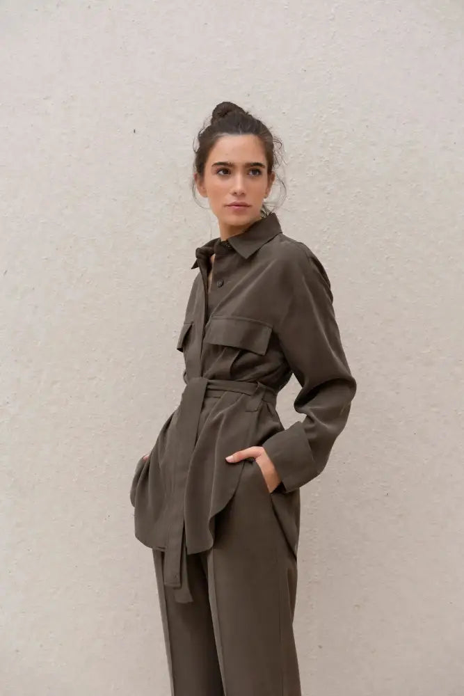 Veste utilitaire ceinturée vert olive, combinaison style utilitaire, mode tendance