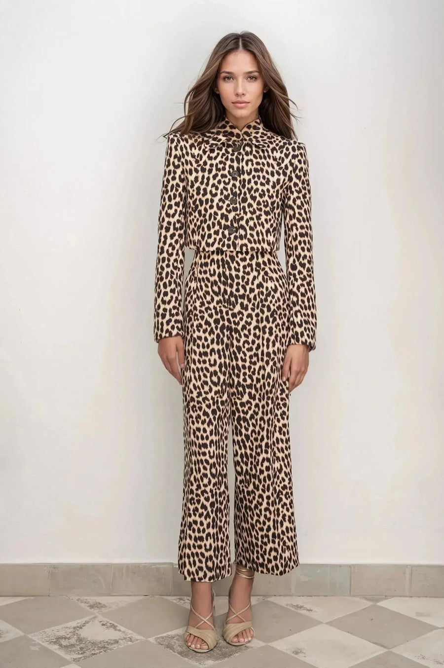 Modèle féminin portant un pantalon léopard femme et une chemise assortie, affichant une allure chic, Vêtements Imprimé Animal pour un Look Chic.