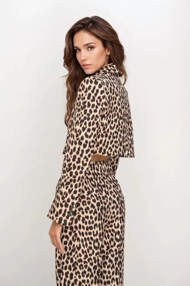 Femme en veste et jupe à imprimé animal pour un look chic et pantalon à imprimé